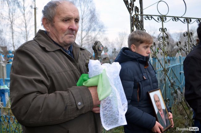 Плакав і старий, і малий: поховали голову Шацької громади