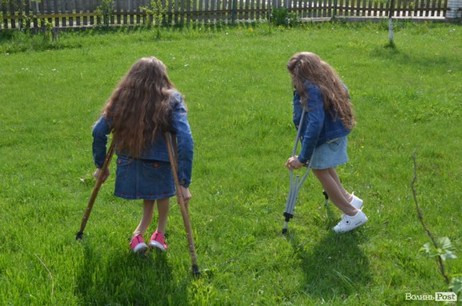 Мріють стати кравчинями і побачити гори: зворушлива історія «кришталевих» близнят з Волині 