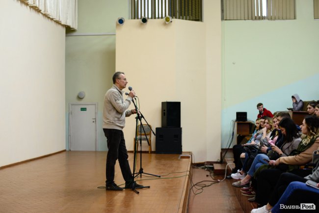 Коли слово – горобець, або Чому відомий шоумен і дипломат Чекалкін не радить підтримувати пре(Зе)дента