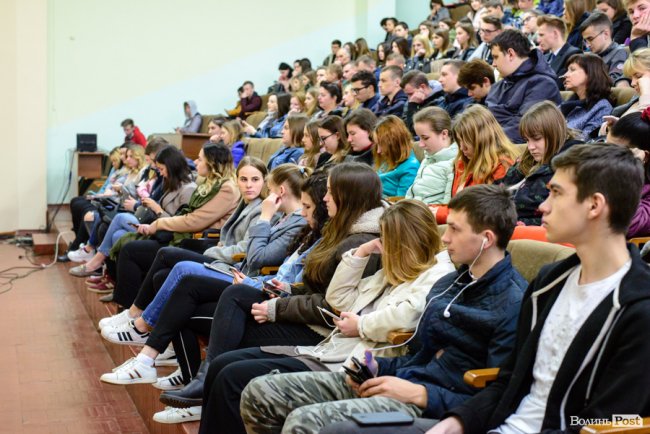 Коли слово – горобець, або Чому відомий шоумен і дипломат Чекалкін не радить підтримувати пре(Зе)дента