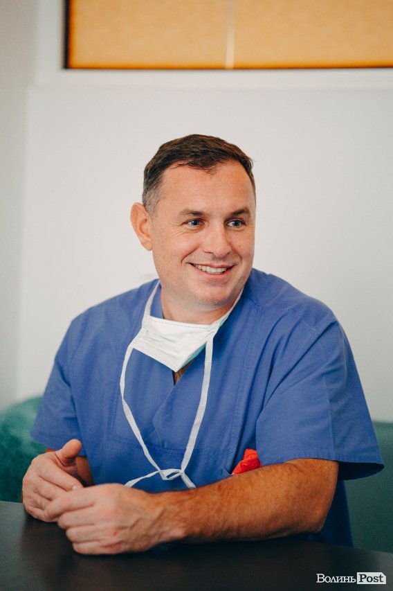 «Через 6 годин після заміни суглоба стати на ноги — то було чудо, зараз рутина», — професор Адріан Філь