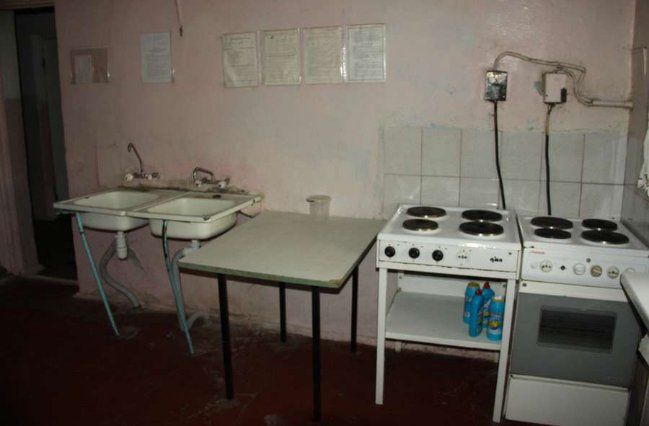 Дірявий дах, пліснява і таргани: скільки платять та як живуть мешканці гуртожитків СНУ. ФОТО