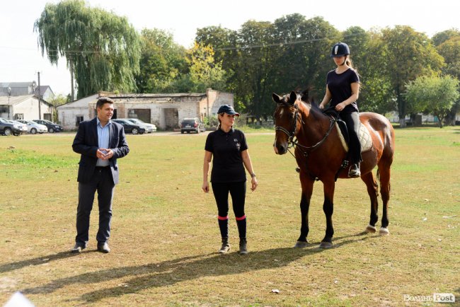 Знайомили з кіньми, катали на кареті і вчили малювати: під Луцьком – яскраве свято для «сонячних» діток. ФОТОРЕПОРТАЖ 