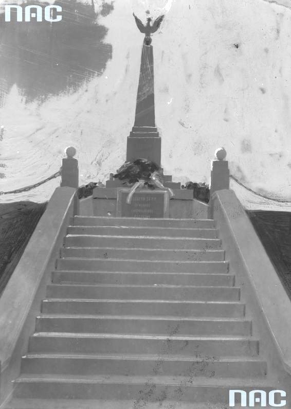 Пам'ятник солдатам 24 піхотного полку. Де стояв, невідомо. Фото з Національного цифрового архіву Польщі