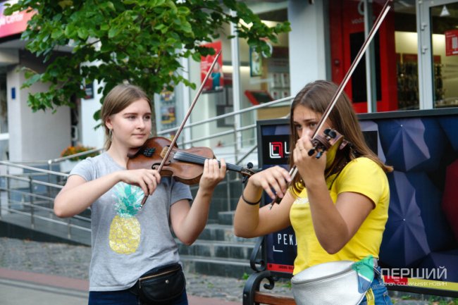 Луцьк і вуличні музиканти: як у місті юні таланти заробляють на мрію 