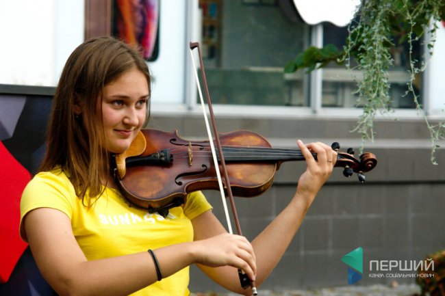 Луцьк і вуличні музиканти: як у місті юні таланти заробляють на мрію 