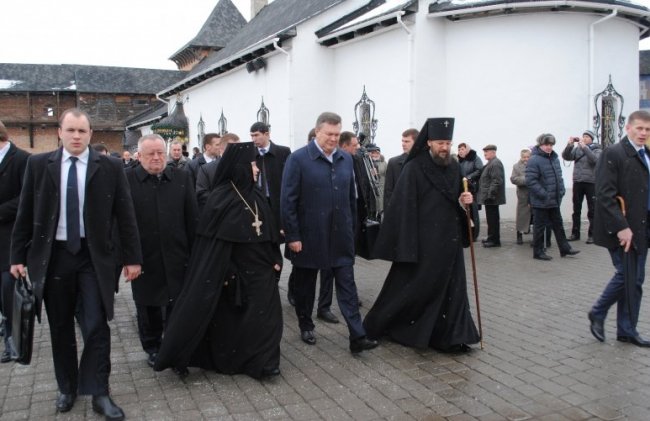 На території монастиря у Зимному.