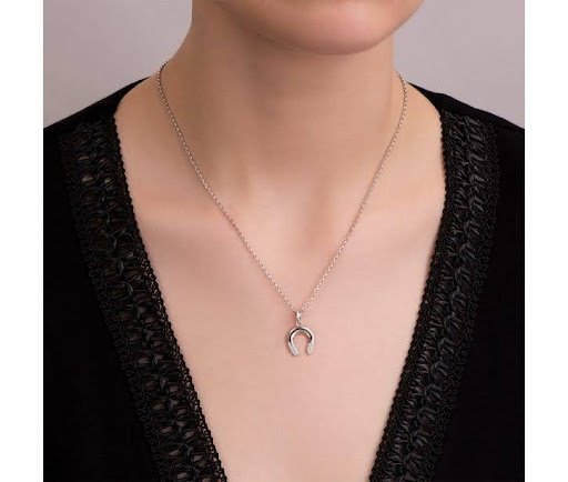 Срібна підвіска «розкаже» про почуття: як вибрати подарунок коханій