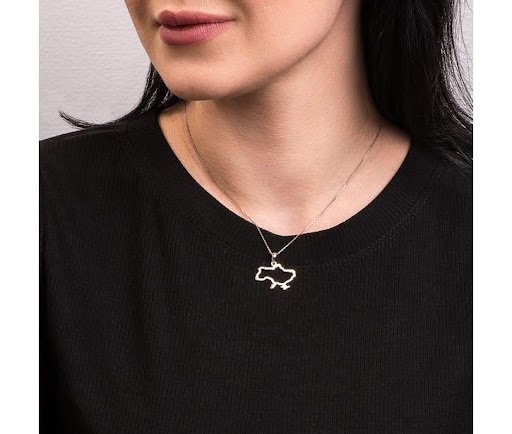 Срібна підвіска «розкаже» про почуття: як вибрати подарунок коханій