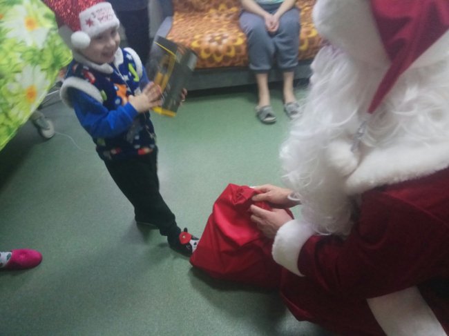 Маленькі пацієнти обласної лікарні Волині не залишилися без новорічного дива*