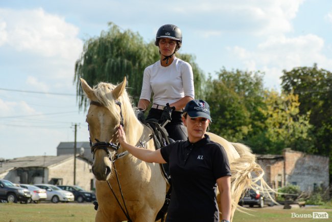 Знайомили з кіньми, катали на кареті і вчили малювати: під Луцьком – яскраве свято для «сонячних» діток. ФОТОРЕПОРТАЖ 