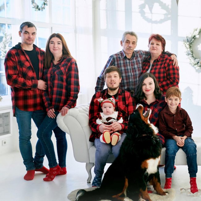 Віктор Остапович з дружиною, дітьми та онуками