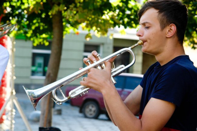 Луцьк і вуличні музиканти: як у місті юні таланти заробляють на мрію 