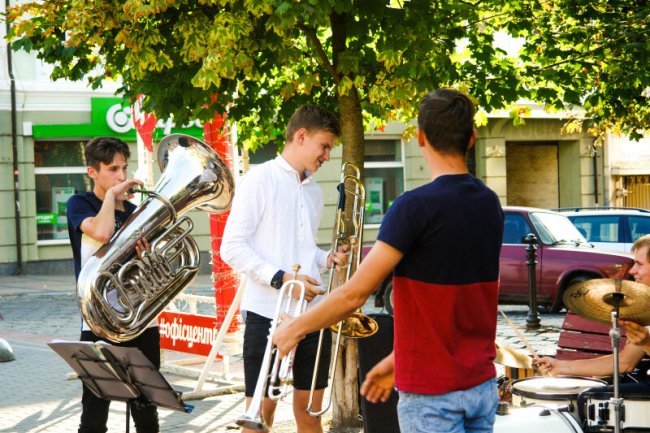 Луцьк і вуличні музиканти: як у місті юні таланти заробляють на мрію 