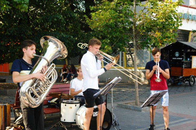 Луцьк і вуличні музиканти: як у місті юні таланти заробляють на мрію 
