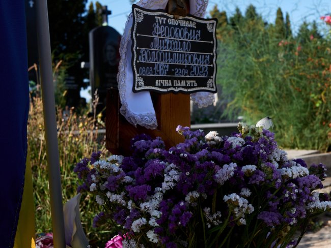 Білий метелик сідає на квіти на могилі воїна. Дружина вірить, що це знак від її чоловіка, що він чує та бачить...