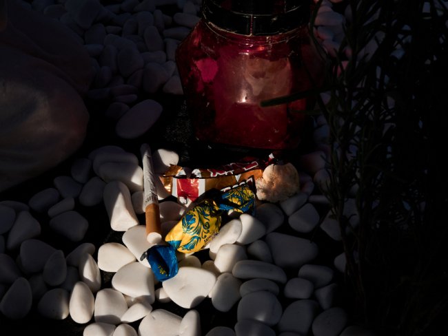 Проскура, цигарки, цукерки – символи турботи і туги на могилах Героїв