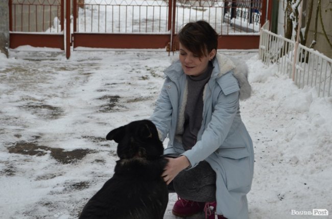 керамістка з творчої формації «Ряба Вош» Юлія Жолубак та її домашня улюблениця Булька