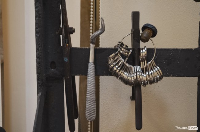 Що означає проба «585» та чому найдорожче «біле» золото – не біле: розмова у майстерні волинського ювеліра. ФОТО 