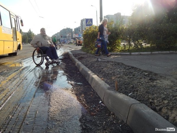 Чи комфортно в Луцьку візочникам та мамам з колясками?