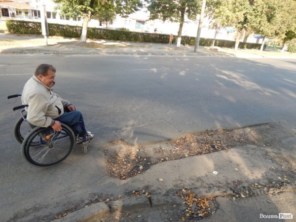 Чи комфортно в Луцьку візочникам та мамам з колясками?