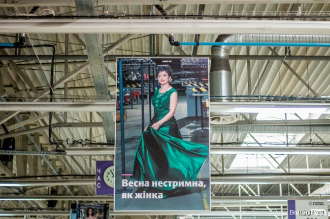 Фотопроект, вдячність «без слів» і «корпоративні» тюльпани: на луцькому «Кромберзі» креативно зустріли весну. ФОТО*