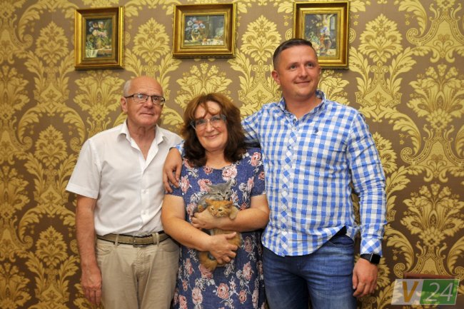 На руках у господині - двоє кошенят «на виданні»