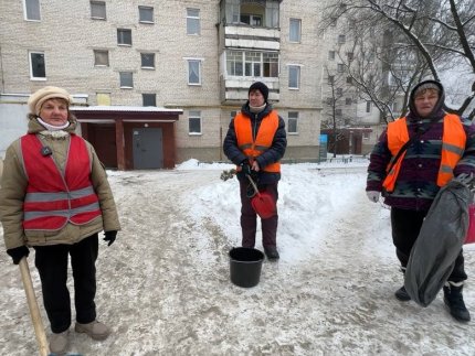 «Як летить – ховаємося, а так працюємо». Про роботу двірників у Луцьку
