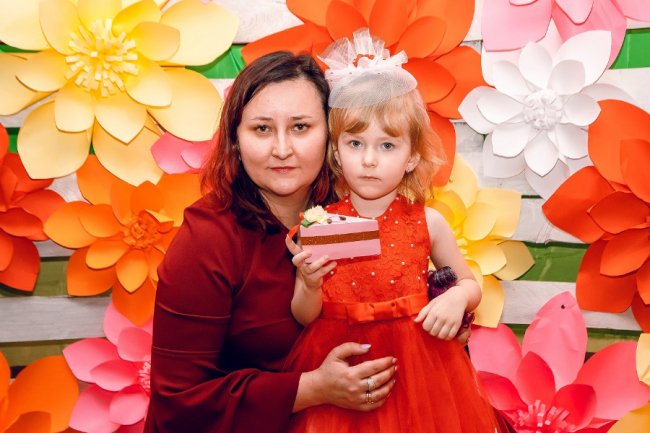 Ольга Кукса зі своєю молодшою донечкою Юлею