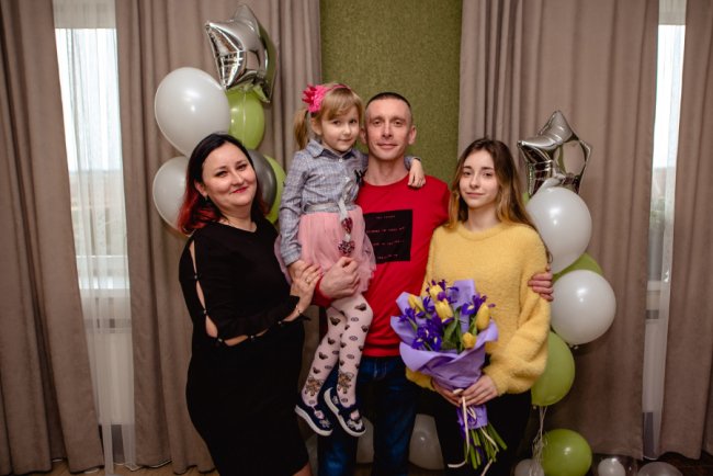 Ольга Кукса зі своїми доньками та чоловіком