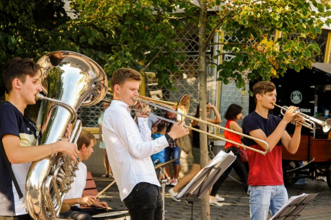Луцьк і вуличні музиканти: як у місті юні таланти заробляють на мрію 