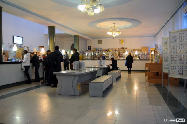 Будні «головного» відділення «Укрпошти» в Луцьку. ФОТО