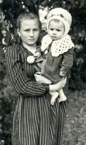 Поповичівські ясла. У 8 місяців і 3 дні - ще на руках у мами Ганни. 1953 рік.