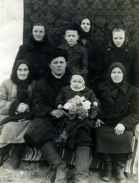 1954  - рік 100-літнього ювілею прабабусі Хотимії Артишук. Василь Простопчук на руках у дідуся Пантелія Ігнатюка.