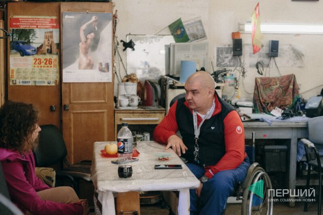 «Зарплати тут немає. Це не бізнес»: як у Луцьку працює автомайстерня, яка допомагає людям з інвалідністю