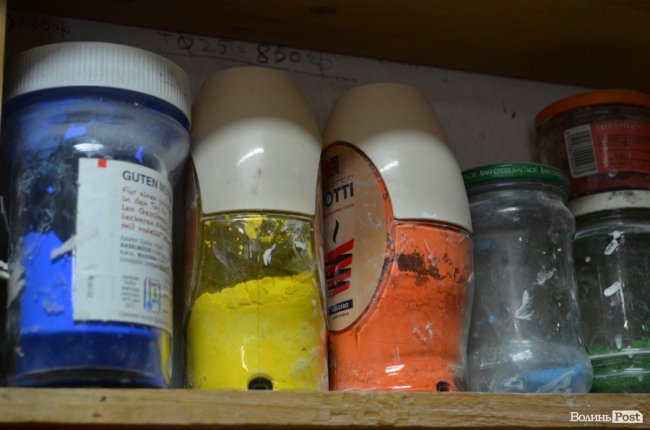 кольорові глазурі чекають свого зоряного часу на полицях майстерні
