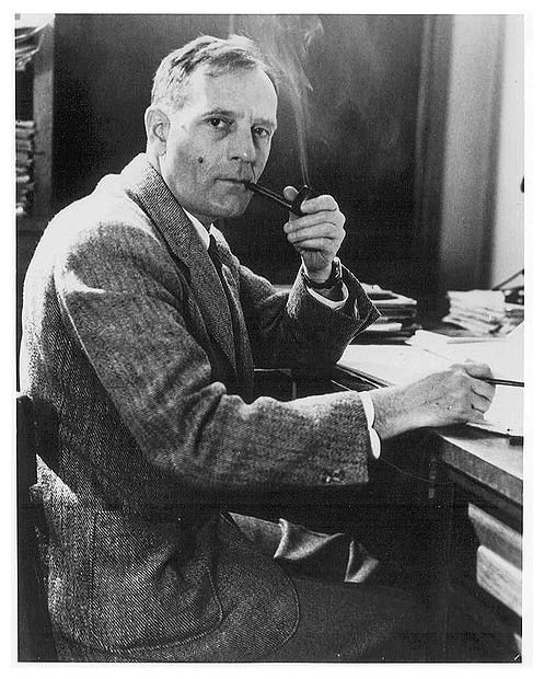 Роблячи важливі відкриття про еволюцію галактик, американський астроном Едвін Габбл покурював люльку. Фото з часопису Universe Today