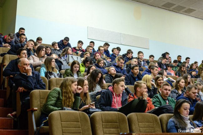 Коли слово – горобець, або Чому відомий шоумен і дипломат Чекалкін не радить підтримувати пре(Зе)дента