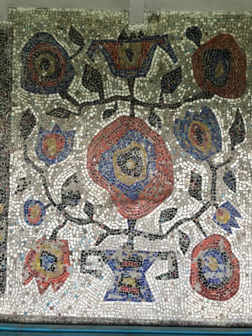 Адвокат з Луцька подорожує на велосипеді у пошуках унікальних автобусних зупинок. ФОТО