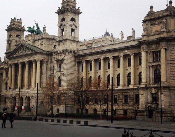 «Нотатки мандрівниці» Олени Кравчук: оргазм в Будапешті, вуличні смаколики та термальні води