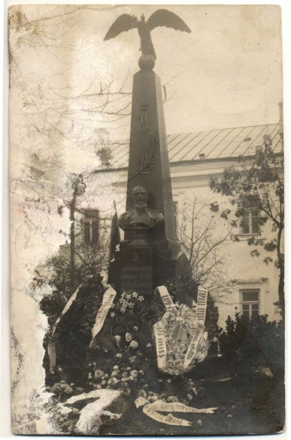 Пам'ятник Олександру ІІІ у дворі Окружного суду.  Зображення з книги «Луцьк у старовинній листівці, гравюрі та фотографії» Віктора Літевчука