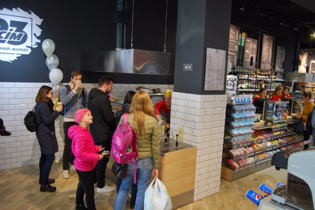 Бар напоїв, гриль та новий формат: в центрі Луцька відкрився зручний маркет*