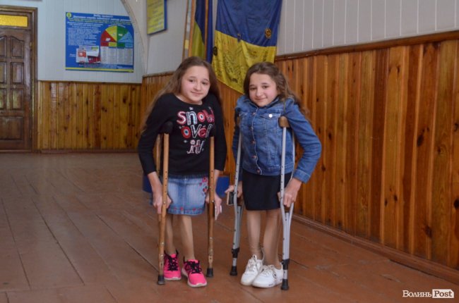 Мріють стати кравчинями і побачити гори: зворушлива історія «кришталевих» близнят з Волині 