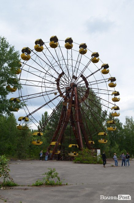 Знамените оглядове колесо в парку атракціонів. 