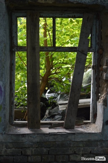 Під Луцьким замком «звили гніздо» наркомани. ФОТО 