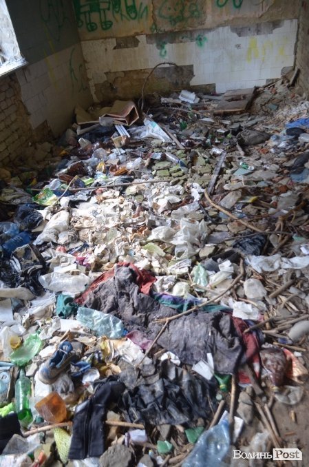 Під Луцьким замком «звили гніздо» наркомани. ФОТО 