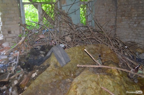 Під Луцьким замком «звили гніздо» наркомани. ФОТО 