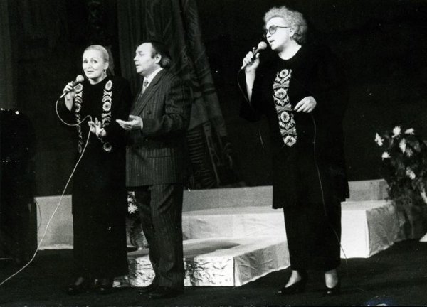 З Антоніною і Світланою Маренич на сцені Волинського облмуздрамтеатру ім.Т.Г.Шевченка (презентація книги 