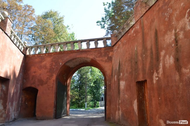 Замок божевілля і Невідомий №3: життя за стінами олицької психлікарні