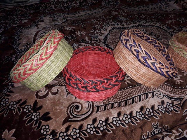 Лучанка плете з макулатури кошики та капелюхи. ФОТО 